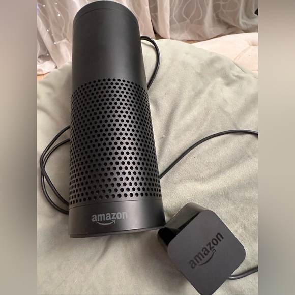 Amazon ALEXA 1st Generation Black EXCELLENT CONDITION and works perfect!! - Picture 1 of 3